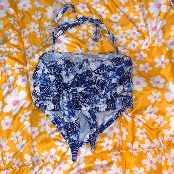 Almost Famous is the brand,size small, bandana crop top never worn brand new - Picture 3 of 3